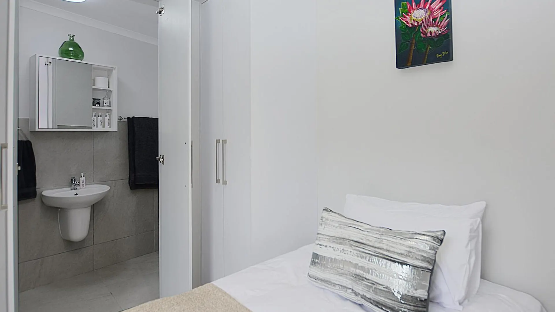 Leetch Views - Budget Room Cape Town Apartment
